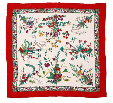 vecchio foulard di gucci con sfondo fenicotteri leoni e elefanti